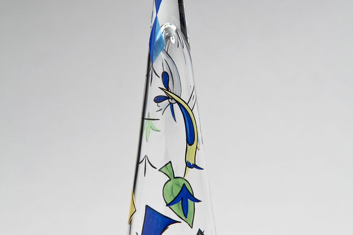 Ein spitzes Glas in Trichterform mit grafischen Elementen