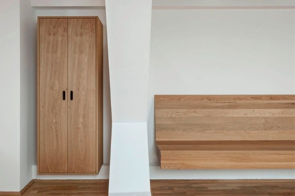 Schrank und Kasten aus Holz