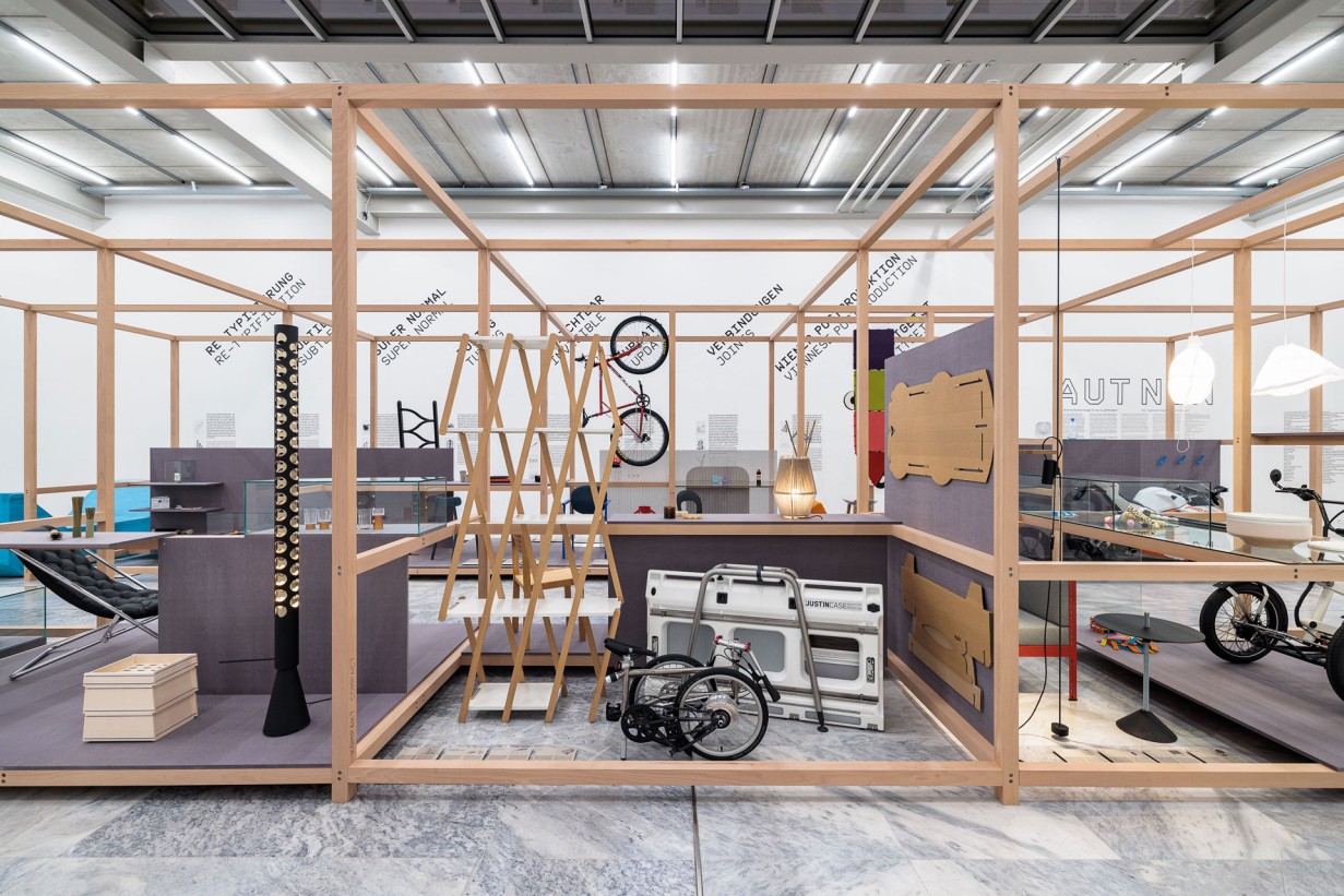 Ausstellungsraum mit Designobjekten