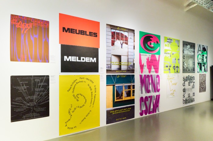 Ausstellungsraum mit Postern