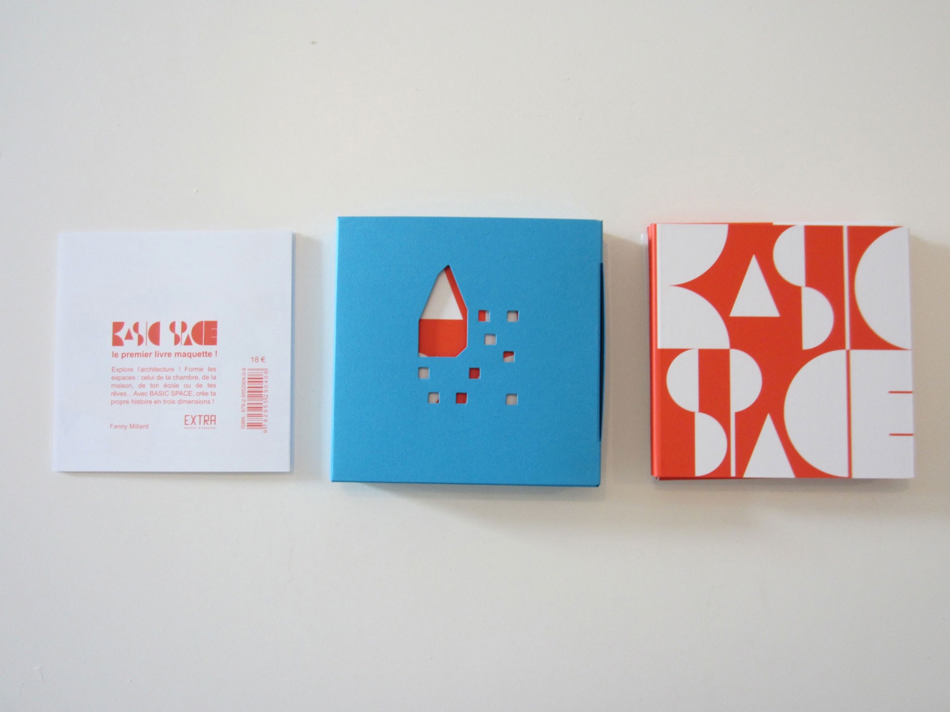 <BODY><div>basic space, 2015</div><div>Design: Fanny Millard</div><div>EXTRA – éditeur d’espaces, Bordeaux </div><div>Foldable red cardboard leporello, explanatory booklet, folder</div><div>12 × 12 cm</div><div>© EXTRA 2022</div><div>Neue Sammlung Friedrich C. Heller</div><div> </div></BODY>