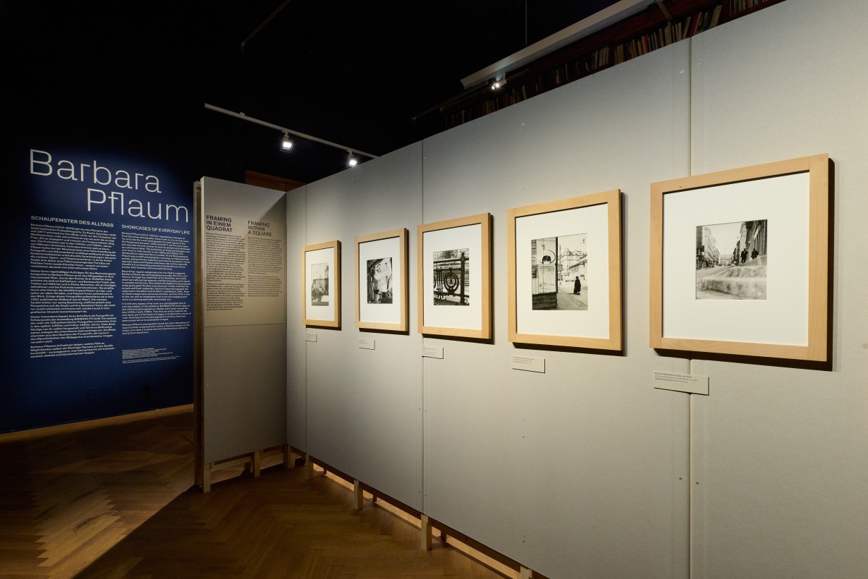 Wand in Ausstellung mit Fotos von Barbara Pflaum