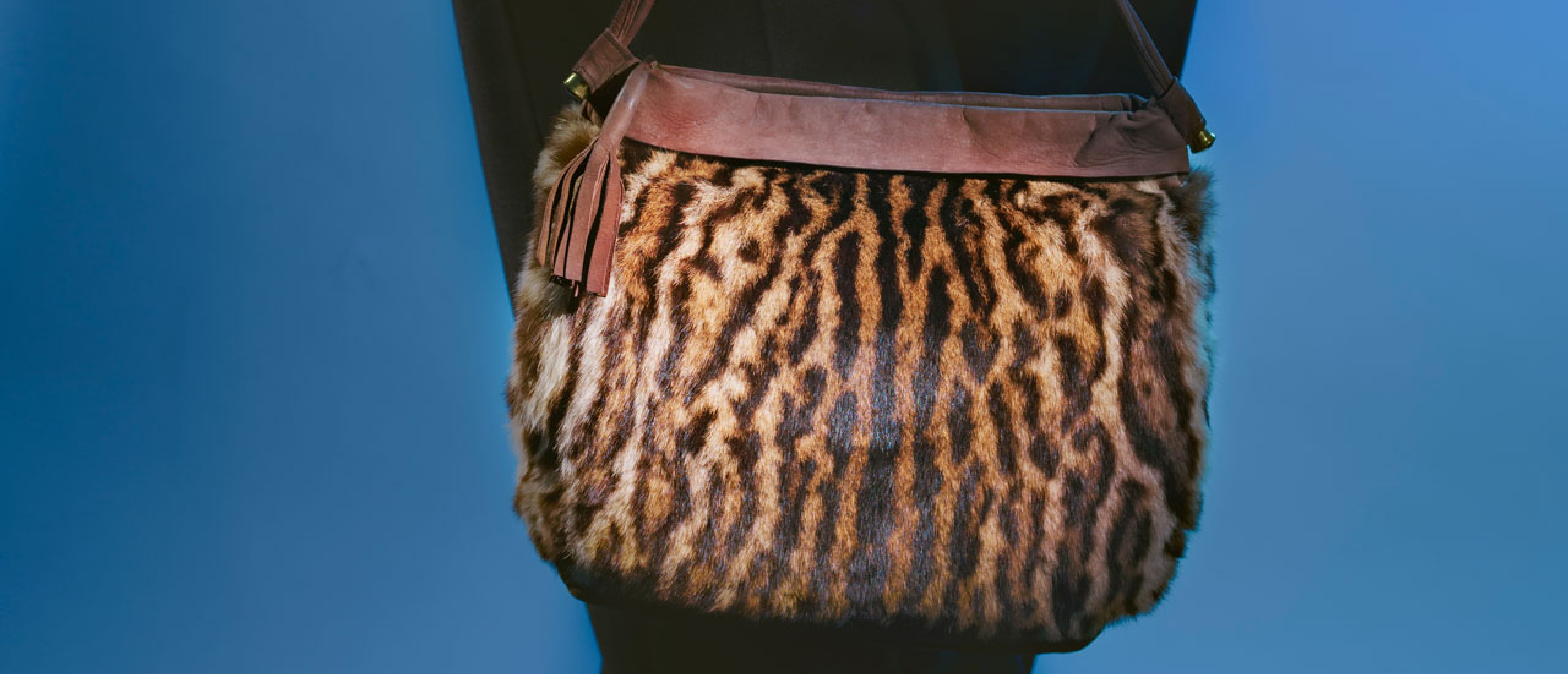 Eine Person hält eine Tasche mit Leomuster