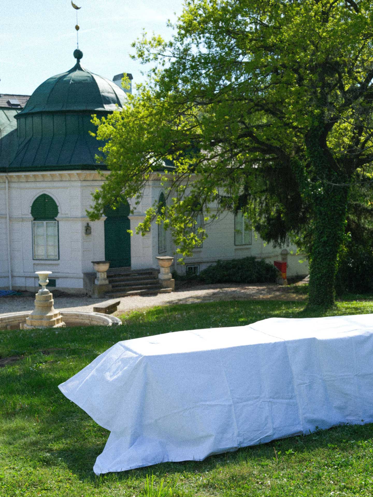 Ein Tisch mit weißer Tischdecke im Garten des Geymüllerschlössel