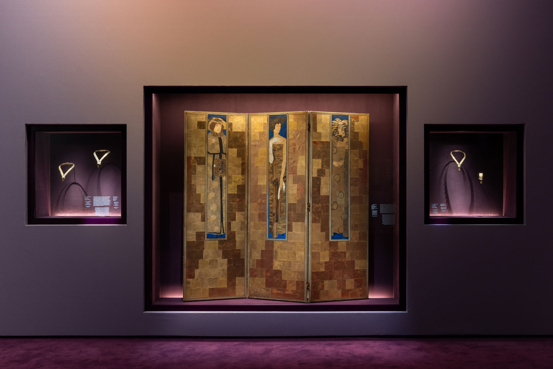 rechts und links: ZIP Halsketten und Armband, Van Cleef & Arpels Collection, Bildmitte: Koloman Moser, Paravent, Wiener Werkstätte
