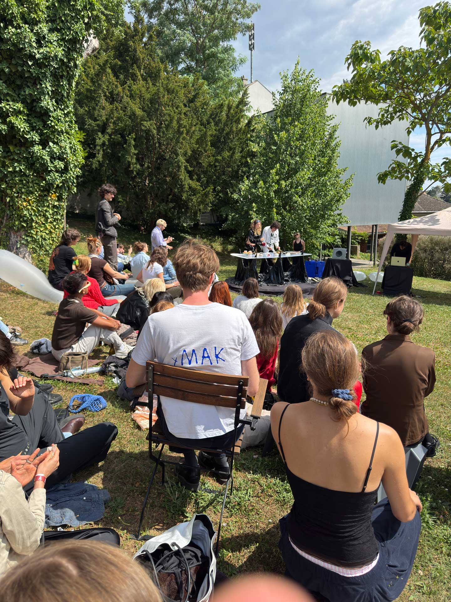 Members of yMAK are sitting in the garden of the Geymüllerschlössel